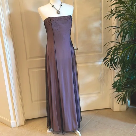 Adrianna Papell Lavender & Black Strapless Evening Gown; Size 6. - Picture 2 of 6